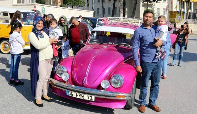 Down sendromlu çocuklar klasik otomobillerle şehir turu attı