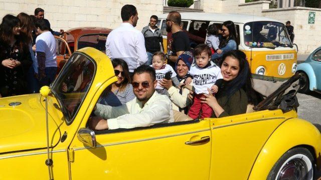 Down sendromlu çocuklar klasik otomobillerle şehir turu attı