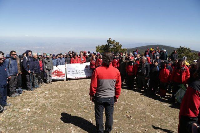 300 dağcı İsmet Ülkeli’yi Spil Dağı’na tırmanarak andı