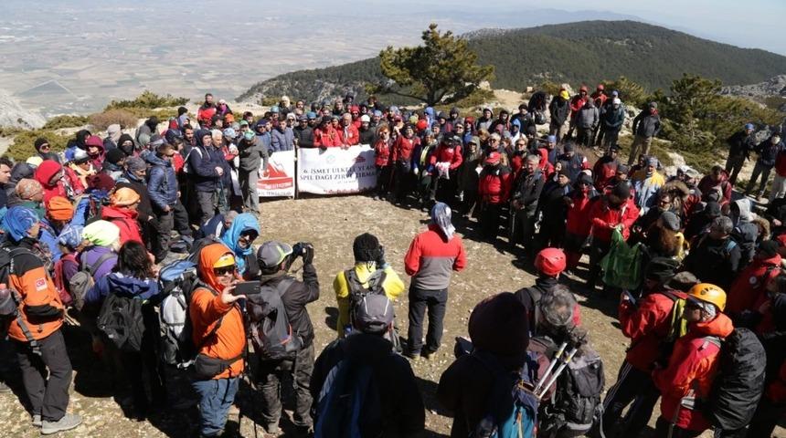 300 dağcı İsmet &Uuml;lkeli&rsquo;yi Spil Dağı&rsquo;na tırmanarak andı