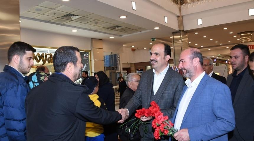 Başkan Altay, alışveriş merkezlerinde vatandaşlarla buluştu