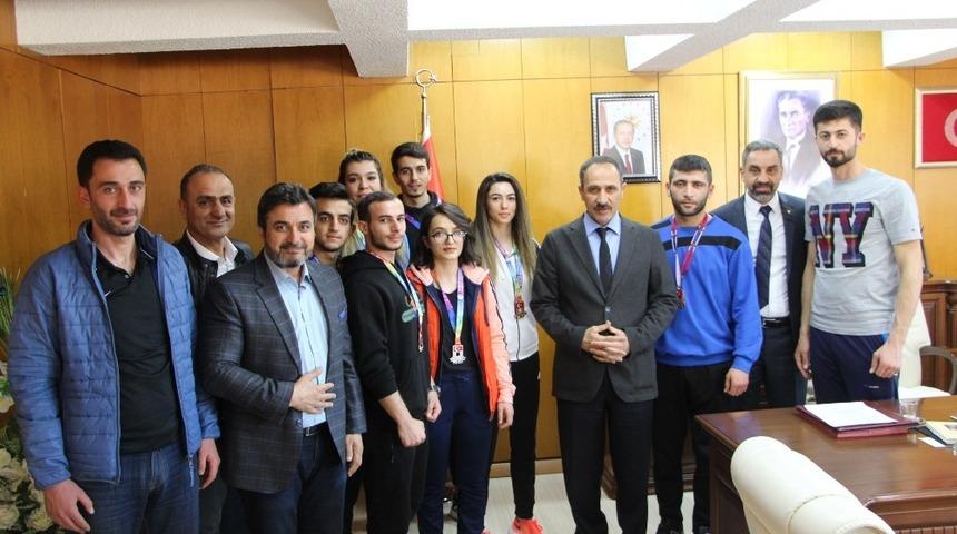 Rekt&ouml;r Demirdağ &uuml;niversite sporcuları ile bir araya geldi