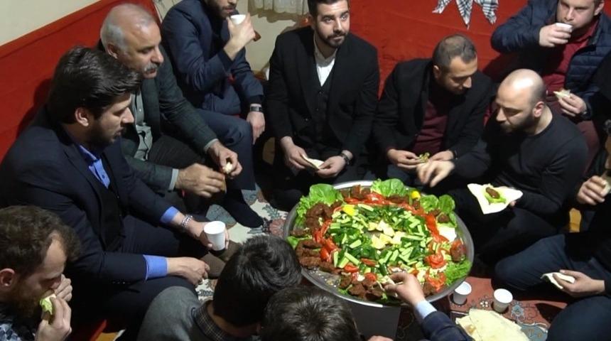 Zorluoğlu &ouml;ğrenci evinde &ccedil;iğ k&ouml;fte partisine katıldı