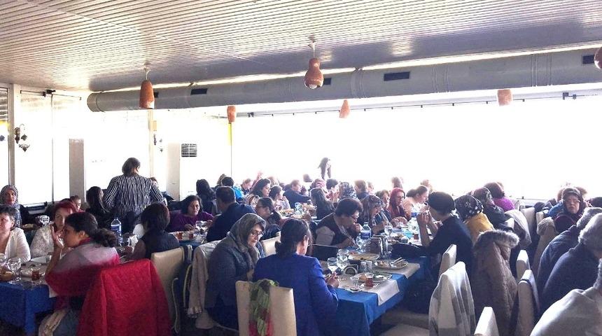 Burhaniye&rsquo;de Halk Eğitim &ccedil;alışanları ve kursiyerleri kahvaltıda buluştu