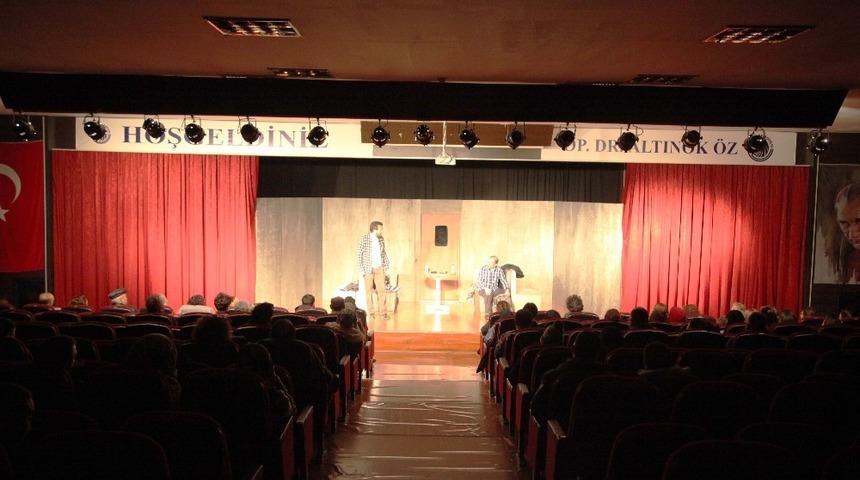 &rsquo;Hi&ccedil; Kimsenin &Ouml;yk&uuml;s&uuml;&rsquo; adlı tiyatro oyunu Kartal&rsquo;da sahnelendi