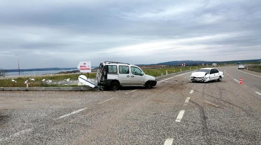 Otomobille hafif ticari ara&ccedil; &ccedil;arpıştı: 7 yaralı