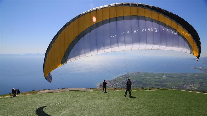 Paraşüt tutkunları Alatepe'de gökyüzüyle buluşuyor