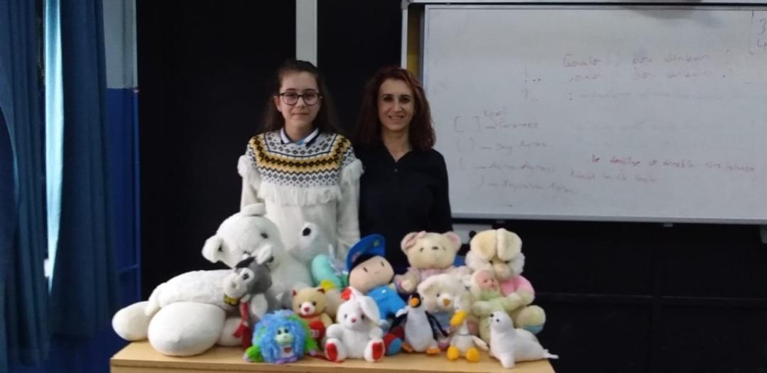 Oyuncak kumbarasıyla &ccedil;ocukları sevindirdiler