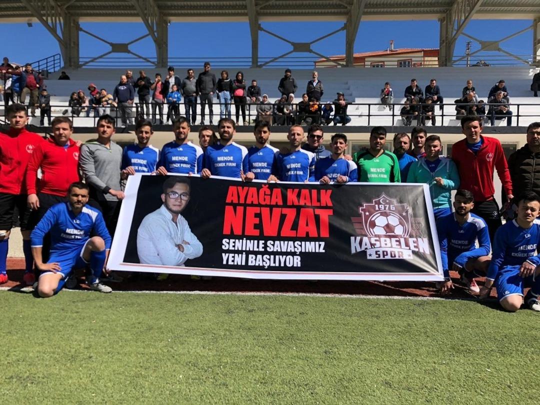 Yoğun bakımdaki arkadaşlarına pankart ile destek oldular