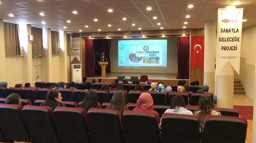 Siirt&rsquo;te &ouml;ğretmen ve velilere narko-rehber eğitimi verildi