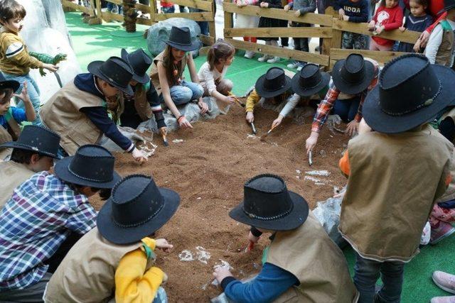 Dinozorlara hem miniklerden hem büyüklerden yoğun ilgi