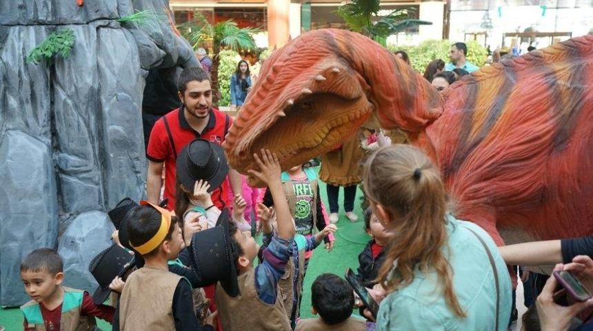 Dinozorlara hem miniklerden hem b&uuml;y&uuml;klerden yoğun ilgi