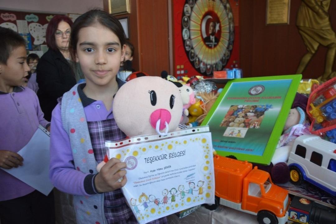 K&ouml;y &ccedil;ocuklarını oyuncaklarla mutlu edecekler