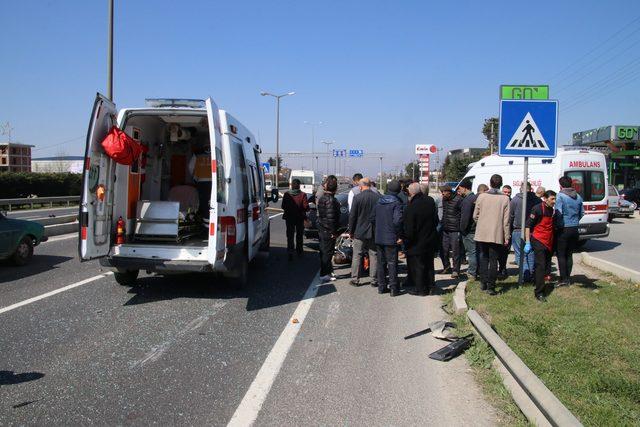 Aydınlatma direğine çarpan otomobilden yola fırladı