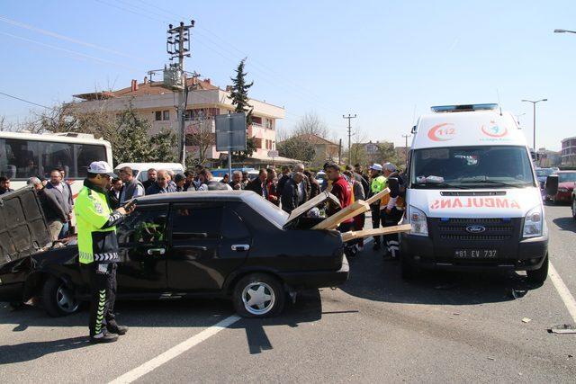 Aydınlatma direğine çarpan otomobilden yola fırladı