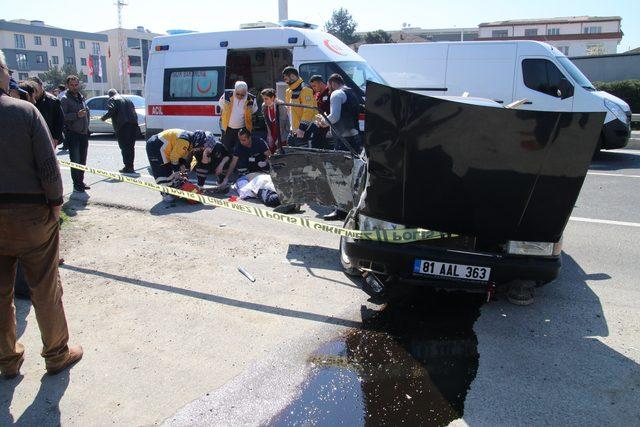 Aydınlatma direğine çarpan otomobilden yola fırladı