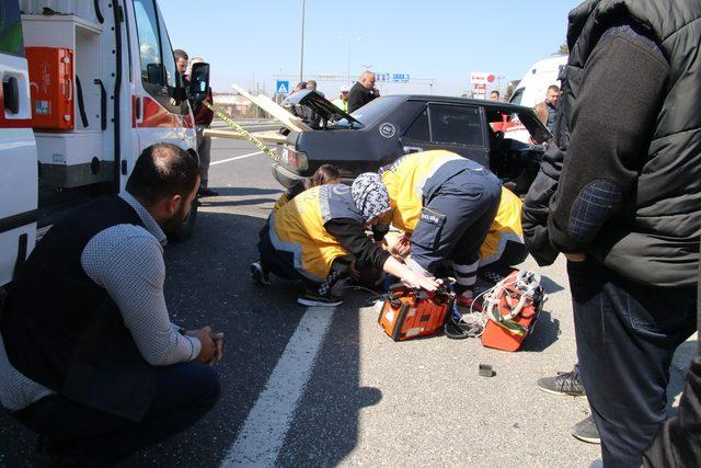 Aydınlatma direğine çarpan otomobilden yola fırladı