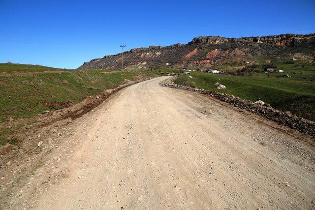 Lice Belediyesi yol bakım çalışmalarına devam ediyor