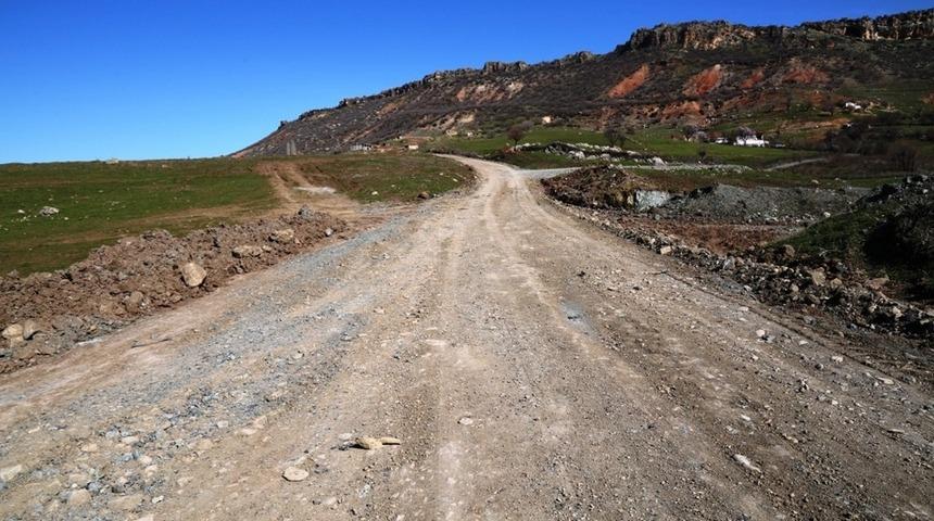 Lice Belediyesi yol bakım &ccedil;alışmalarına devam ediyor