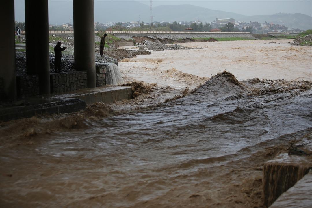 Irak'ta sel hayatı olumsuz etkiledi 