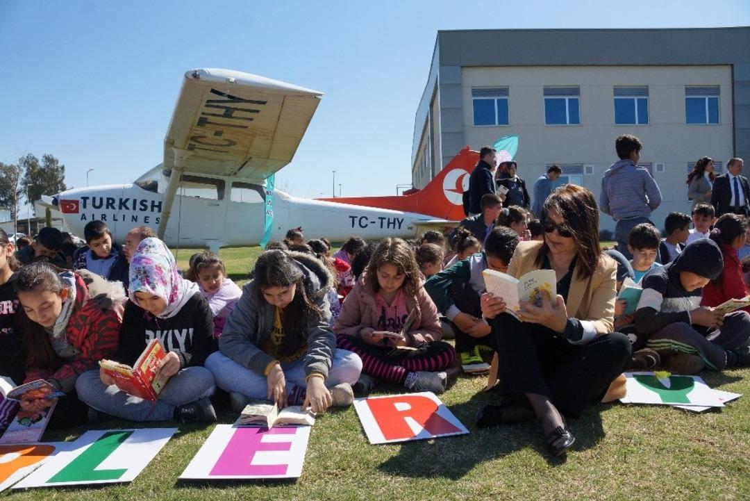 &Ouml;ğrenciler &ouml;nce kitap okudu, sonra u&ccedil;ak kullandı