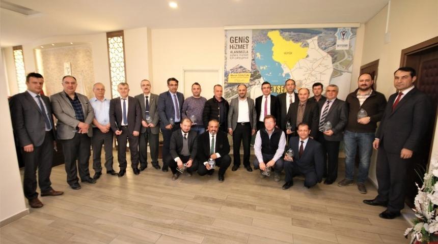 Başkan &Ouml;zaltun&rsquo;dan birim m&uuml;d&uuml;rlerine teşekk&uuml;r plaketi