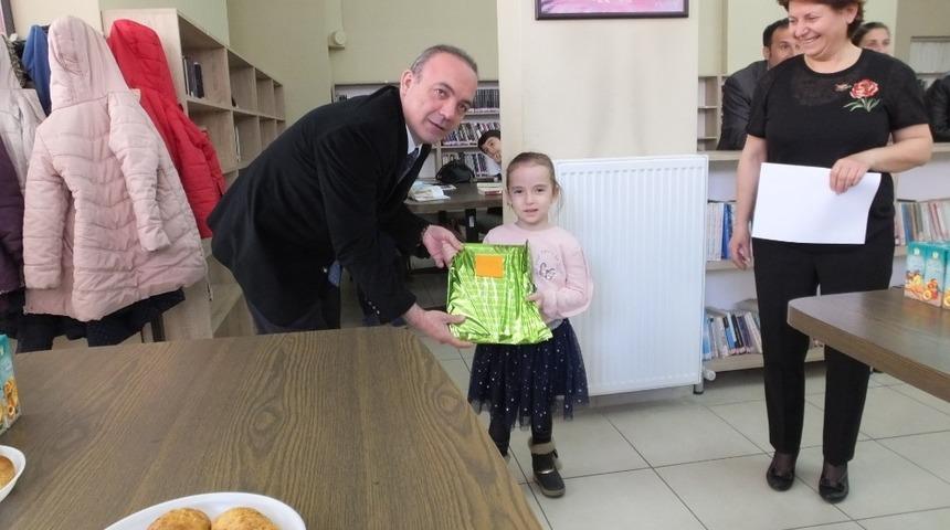 Burhaniye&rsquo;de &ccedil;ok kitap okuyan &ouml;ğrenciler &ouml;d&uuml;llendirildi