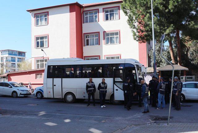 Yalova'da 107 Afgan kaçak ve 2 organizatör yakalandı