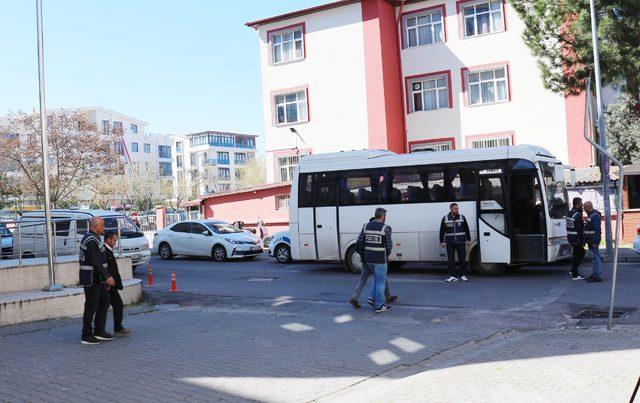 Yalova'da 107 Afgan kaçak ve 2 organizatör yakalandı