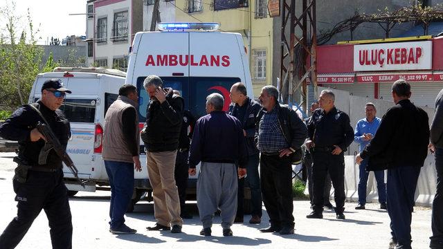 Akrabalarını polis merkezi çıkışında bacağından vurdular