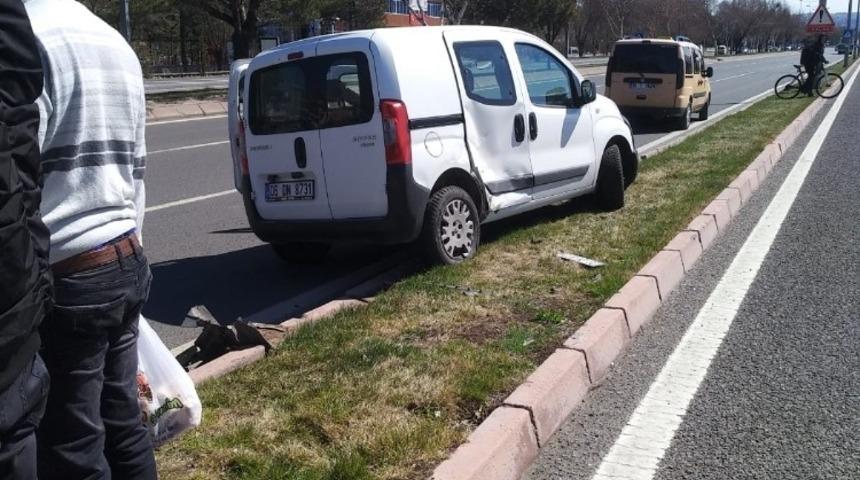 Kayseri&rsquo;de Trafik Kazası: 2 yaralı