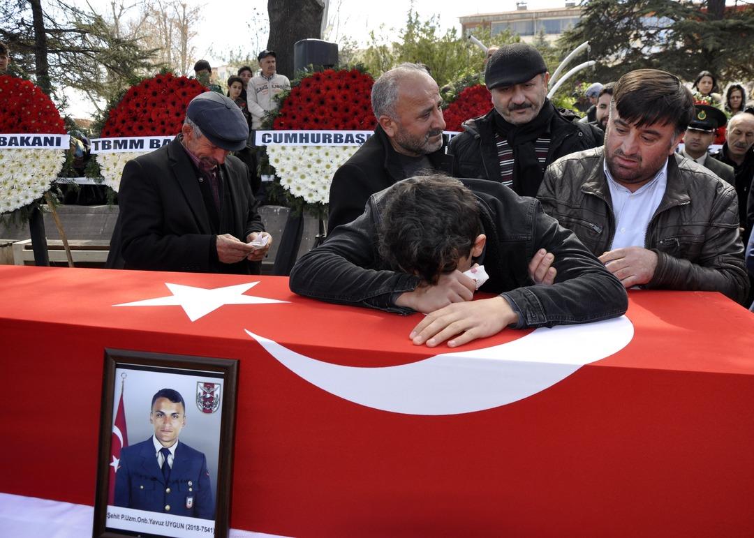 En acı veda! Tabutun &uuml;zerinden kimse kaldıramadı