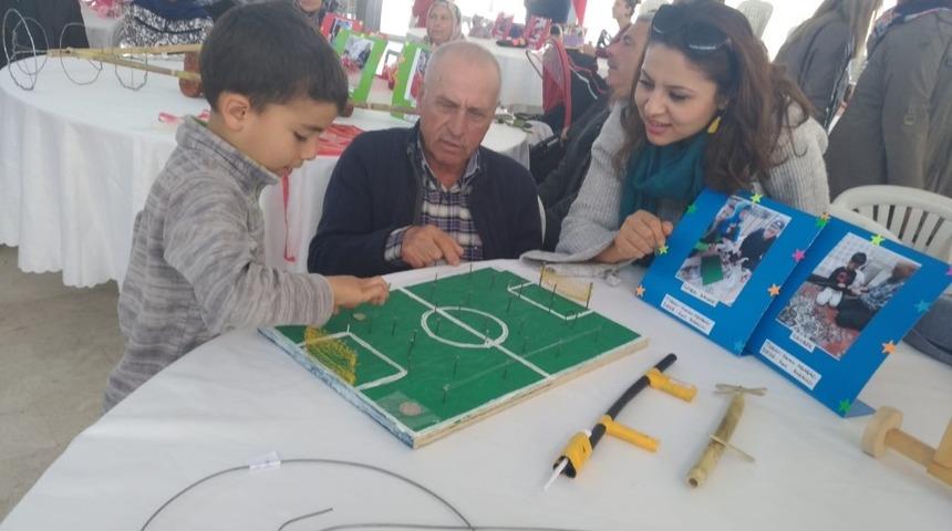 Dedeleri ile birlikte yaptıkları oyuncakları sergilediler