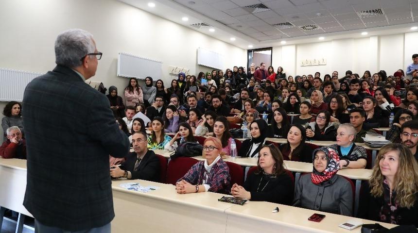 Öğrenciler hocalarının tecrübelerini dinledi