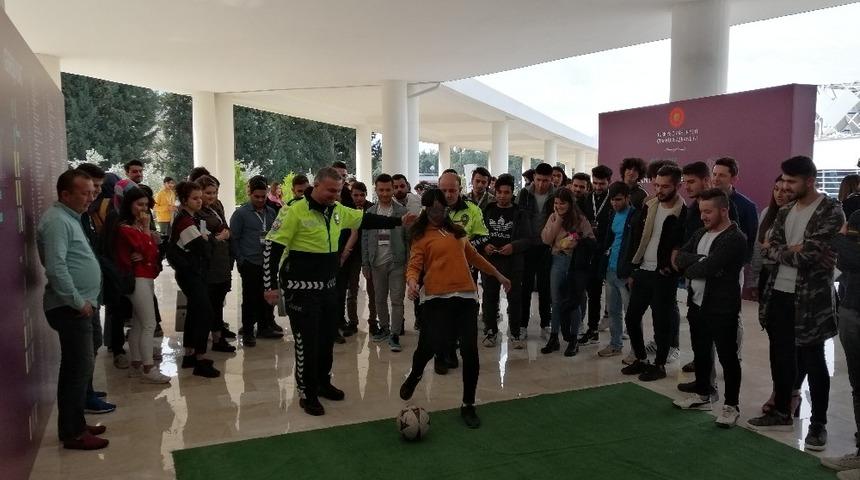 Antalya polisi G&uuml;ney Kariyer Fuarı&rsquo;nda alkol g&ouml;zl&uuml;ğ&uuml; eğitim standı a&ccedil;tı