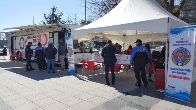 Polisler ve vatandaştan örnek bağış