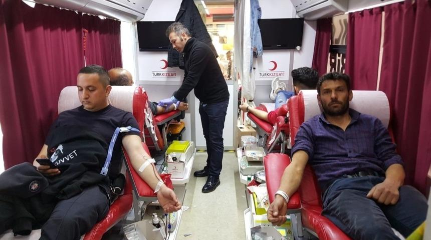 Polisler ve vatandaştan &ouml;rnek bağış