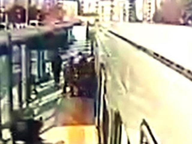 Tramvayda fenalaşan yolcuya ilk müdahaleyi vatman yaptı
