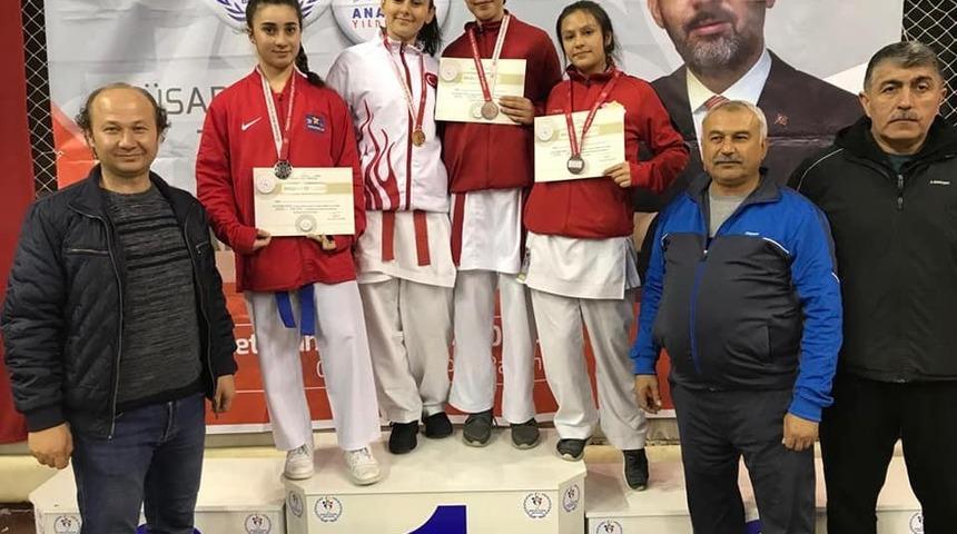 Kız karate takımı T&uuml;rkiye finallerine katılma hakkı kazandı