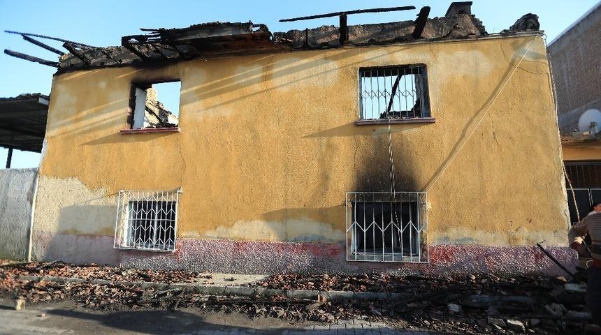 Yangında evleri yanan aileye Sevgi Eli sahip çıkacak