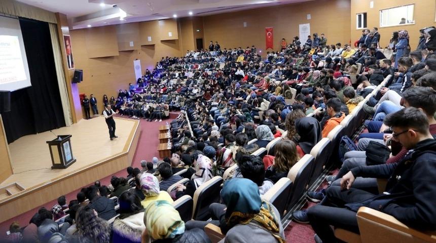 Bing&ouml;l &Uuml;niversitesi&rsquo;nde &rsquo;Oku, Karanlıktan Aydınlığa&rsquo; Konferansı
