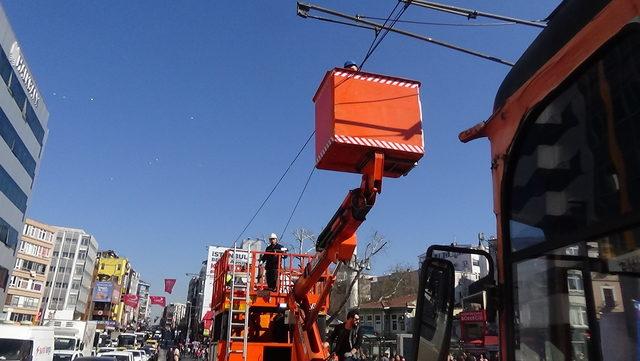 Kadıköy'de kopan elektrik teli tramvay seferlerini durdurdu