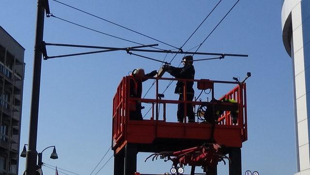 Kadıköy'de kopan elektrik teli tramvay seferlerini durdurdu