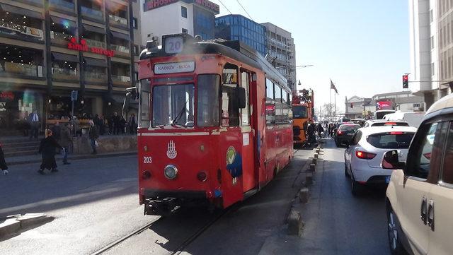 Kadıköy'de kopan elektrik teli tramvay seferlerini durdurdu