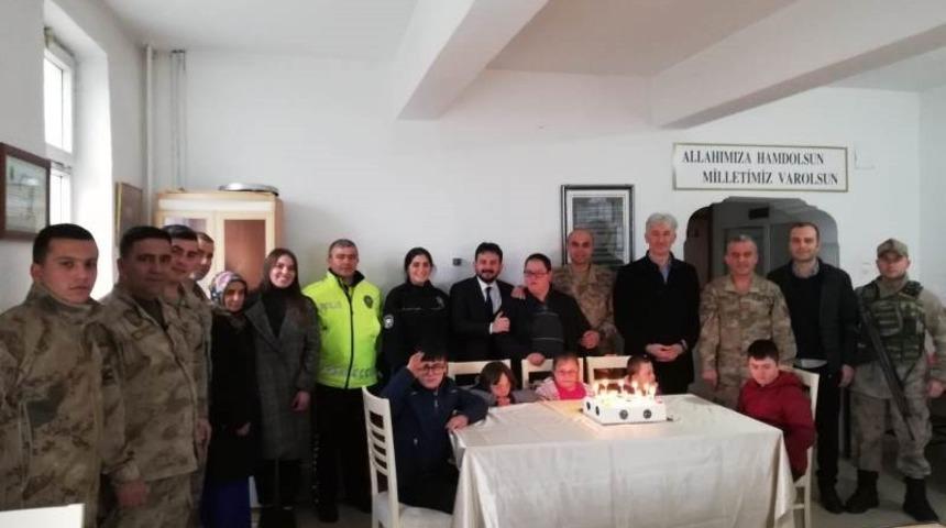 Down sendromlu &ccedil;ocukların jandarma sevgisi