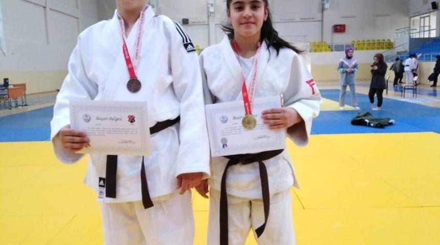 Sivassporlu judocular madalya ile d&ouml;nd&uuml;
