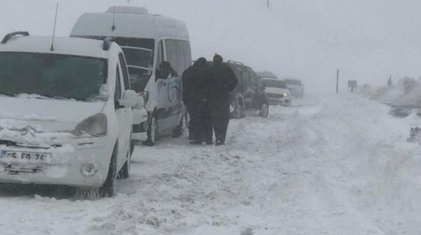Van-Hakkari kara yolunda 'çığ düştü' ihbarı!
