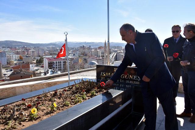 Meslektaşları, İsmail Güneş'i mezarı başında andı