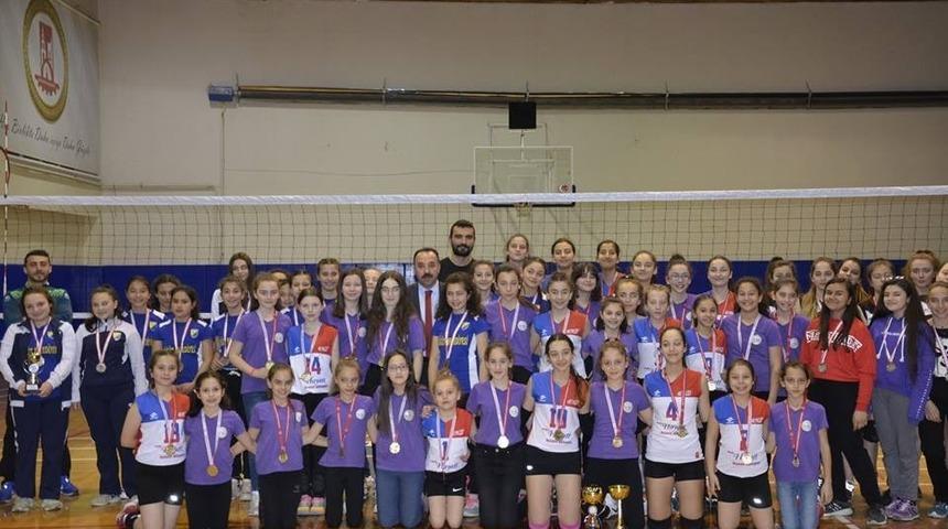 Voleybol Midiler ve K&uuml;&ccedil;&uuml;kler İl Birinciliği m&uuml;sabakaları sona erdi