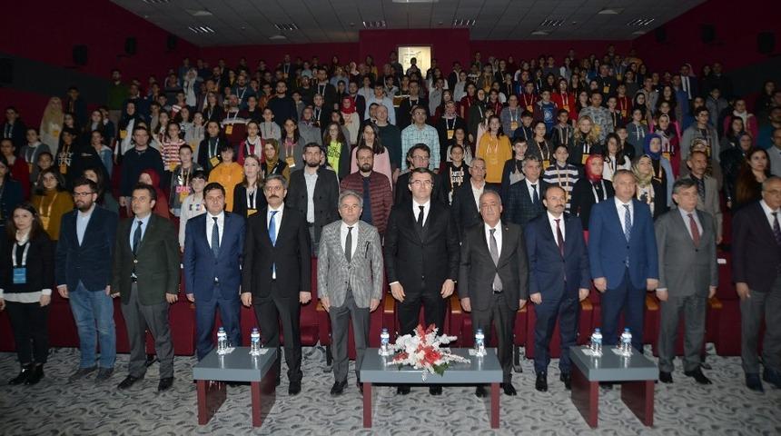 Geleceğin bilim adamları projelerini sergiledi